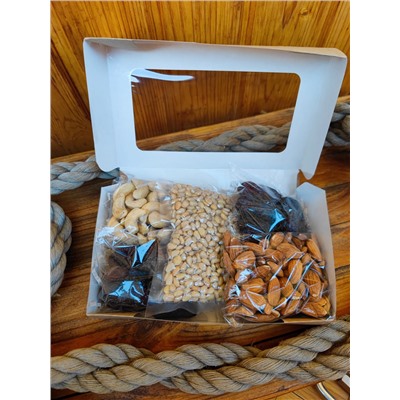 Подарочная коробка с орехами и сухофруктами, 0,45кг