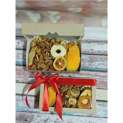 Подарочная коробка с орехами и сухофруктами, 0,45кг