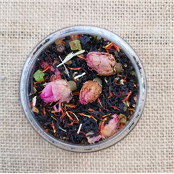 Чай черный "Любовь султана"  Черный цейлонский чай с кусочками персика, ананаса, ягодами боярышника, травой тысячелистника и элеутерококка с красивыми бутонами роз и ароматом лесных ягод