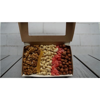 Подарочная коробка с орехами и сухофруктами, 0,5кг, 1кг