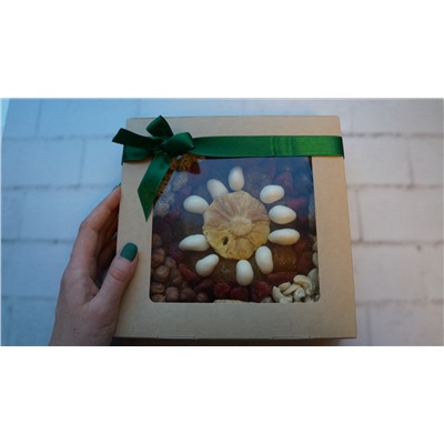 Подарочная коробка с орешками и сухофруктами 1,5кг, 2кг