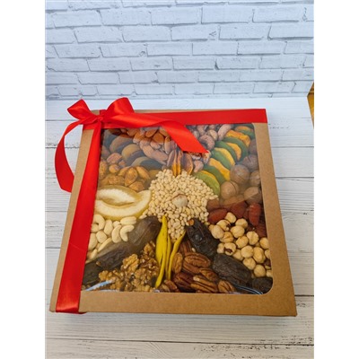 Подарочная коробка с орешками и сухофруктами 1,8кг