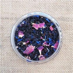 Чай черный "Искры шампанского" (1 сорт) Черный среднелистовой чай с лепестками роз, василька, кубиками ананаса и сладким ароматом винограда.