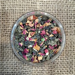 Чай зеленый "Мятная свежесть" Крупнолистовой зеленый чай, лепестки роз, листья мяты, кусочки яблока и ананаса.