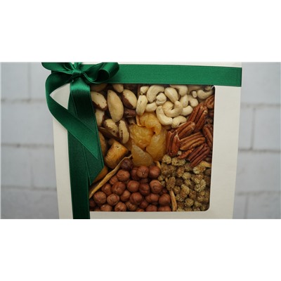 Подарочная коробка с орешками и сухофруктами 1,5кг
