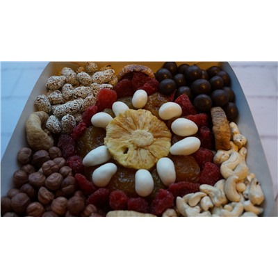 Подарочная коробка с орешками и сухофруктами 1,5кг