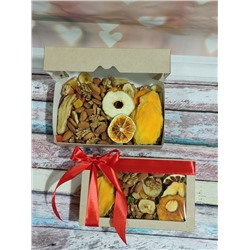 Подарочная коробка с орехами и сухофруктами, 0,43кг
